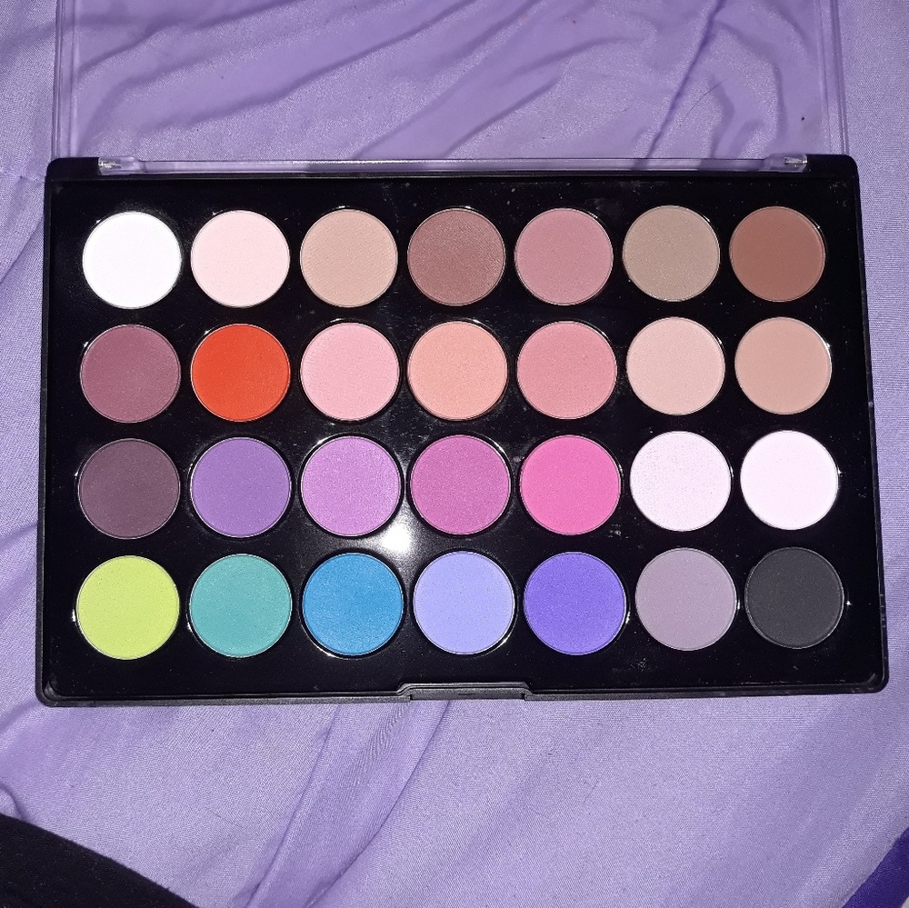 BH Cosmetics Modern Mattes Colorful Eye Palette